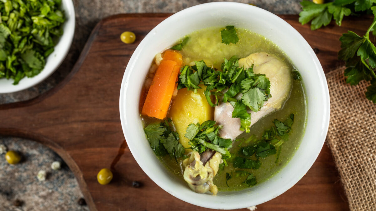 Dieta lekkostrawna - rosół z marchewką i udkiem z kurczaka