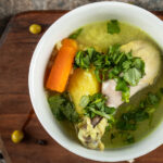 Dieta lekkostrawna - rosół z marchewką i udkiem z kurczaka